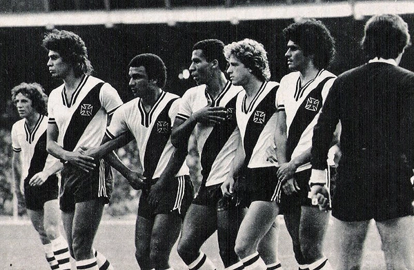 Da esquerda para a direita estão: Dirceu, Roberto Dinamite, Ramón, um jogador não identificado, Zanatta e Gaúcho.