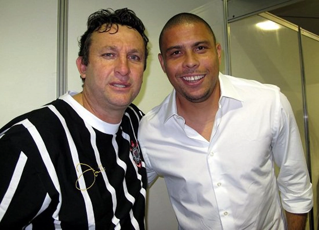 Neto, à esquerda, com o fenômeno Ronaldo, nos bastidores da festa do centenário do Timão, em 2010. Foto: Rede Social