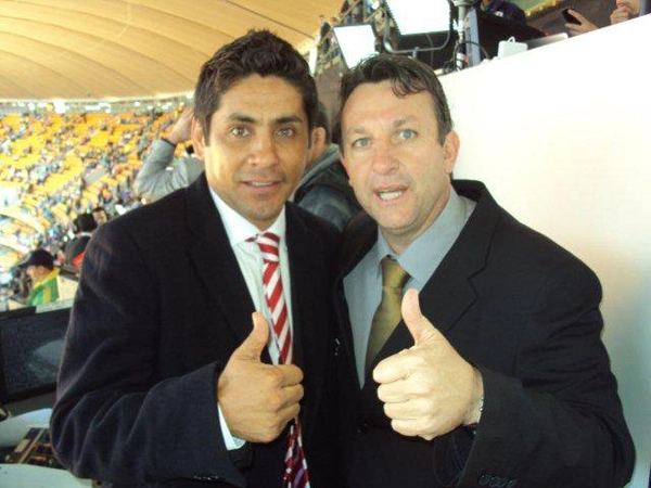 À direita, Jorge Campos, famoso goleiro do México, que ficou conhecido pela sua baixa estatura, ao lado do craque Neto, na Copa do Mundo de 2010, na África do Sul. Foto: Rede Social