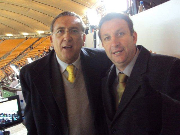 À direita, Neto tira foto com o narrador da Rede Globo, em estádio da África do Sul, em 2010. Foto: Rede Social