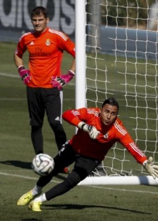 Casillas que se cuide: novo goleiro do Real chegou j&aacute; ganhando elogios