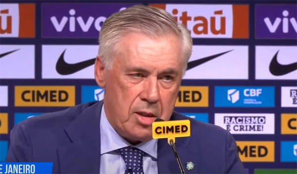 Em 26 de maio de 2025, na sede da CBF, quando fazia sua primeira convocação da Seleção Brasileira. Foto: CBF/TV/Reprodução