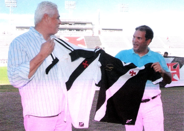 Roberto Dinamite e Geovani seguram camisas comemorativas pelo bicampeonato carioca 87-88
