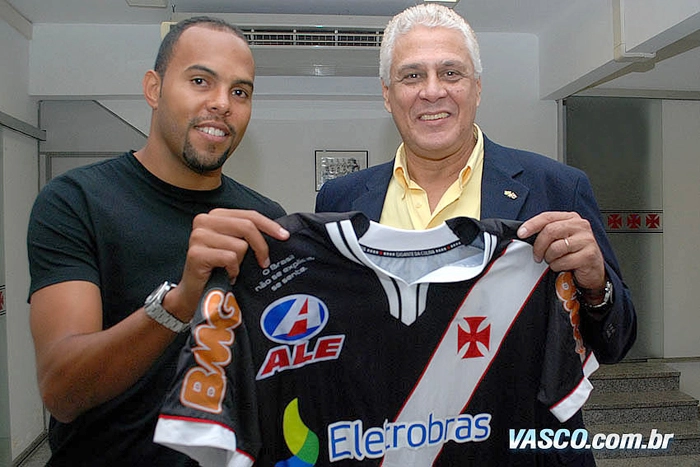 Apresentação oficial do jogador Alecsandro em São Januário. Alecsandro e Roberto Dinamite. Foto: Site oficial do Vasco