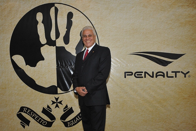 O presidente cruzmaltino posa em frente o símbolo que é representado na nova camisa do Vasco da gama. Foto: Site oficial do Vasco