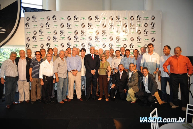 Dinamite e convidados durante evento de lançamento da nova camisa do Vasco da gama. Foto: Site oficial do Vasco
