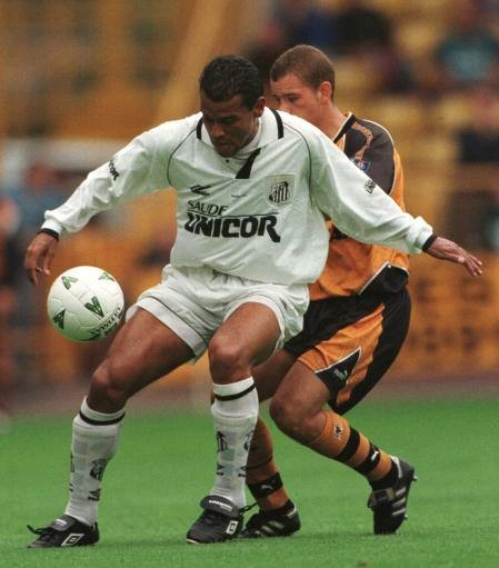 Muller, pelo Santos, em 03 de agosto de 1997, durante amistoso na Inglaterra, contra o Wolverhampton, que terminou em 1 a 1. Foto: ASSOPHIS (Associação dos Pesquisadores e Historiadores do Santos F.C)