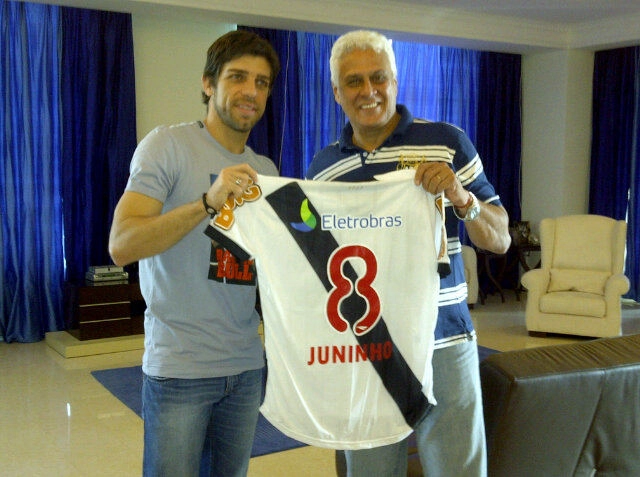 O então presidente do Vasco, Roberto Dinamite viajou até os Emirados Árabes, em 2011, para reforçar sua equipe com o meio-campista Juninho Pernambucano. Foto: Site oficial