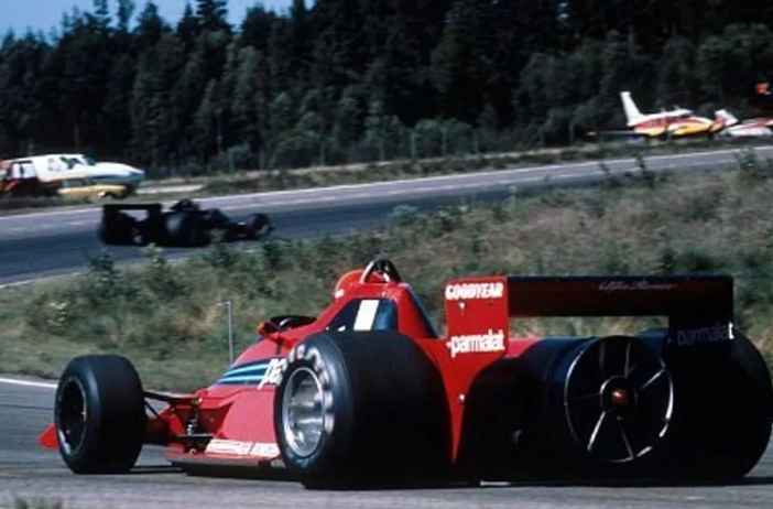 A Brabham BT46 de 1978. O genial projetista sul-africano Gordon Murray tentou fazer frente às Lotus, que dominavam a temporada, e criou esta solução, com um ventilador atrás, que aspirava o ar e amplificava o efeito-solo. Niki Lauda disputou apenas um GP com este carro naquele ano, o da Suécia, em Anderstop, e venceu. A FIA acabou proibindo a solução e Murray precisou encontrar outras soluções para melhorar o carro. Foto: Reprodução 