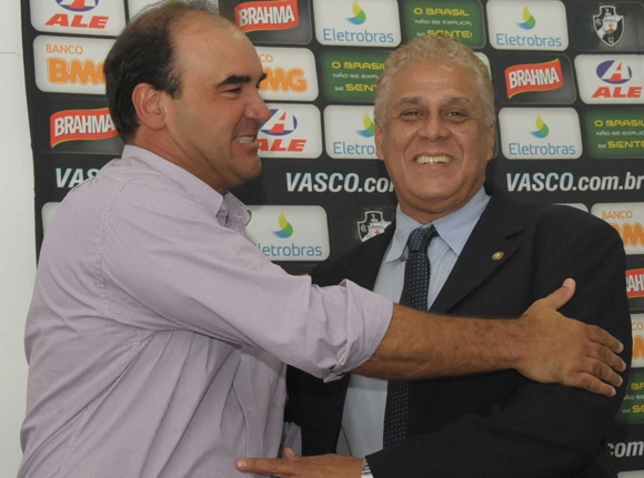 Ricardo Gomes nos braços de Roberto Dinamite, no dia de sua apresentação no Cruzmaltino. Foto: Site oficial