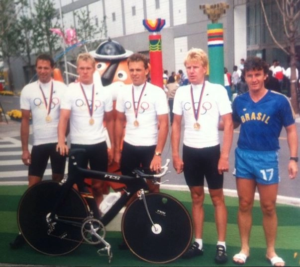 Neto com a equipe alemã de ciclismo, campeã olímpica, durante os Jogos Olímpicos de 1998, em Seul. (Foto: Arquivo pessoal)