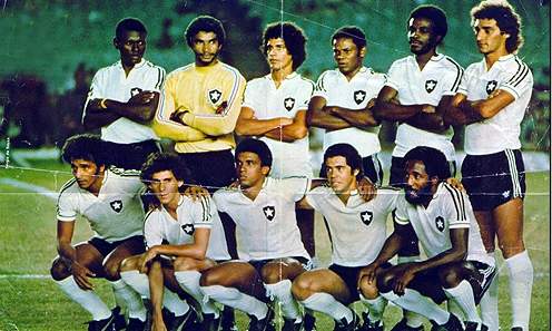 No gramado do Maracanã. Acima estão Perivaldo, Zé Carlos, Luizinho, Rodrigues Neto, Renê e Osmar; agachados temos Gil, Mendonça, Nílson Dias, Bráulio e Paulo César Caju.