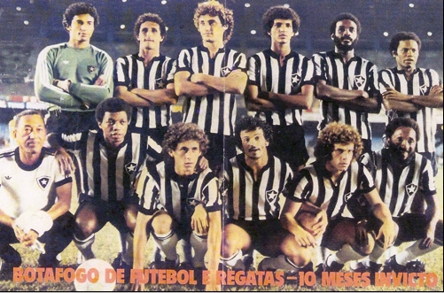 O Botafogo permaneceu invicto durante 52 jogos entre 1977 e 1978. Marca igualada pelo Flamengo posteriormente, mas jamais superada no Brasil. Zagallo e Danilo Alves comandaram a equipe neste período glorioso, que só foi interrompido pelo Grêmio em jogo realizado no Maracanã pelo Campeonato Brasileiro. Em pé vemos Zé Carlos, Beto, Osmar, Wecsley, Renê e Rodrigues Neto; agachados estão Cremílson, Mendonça, Dé, Manfrini e Paulo César. A foto é do acervo da revista Manchete
