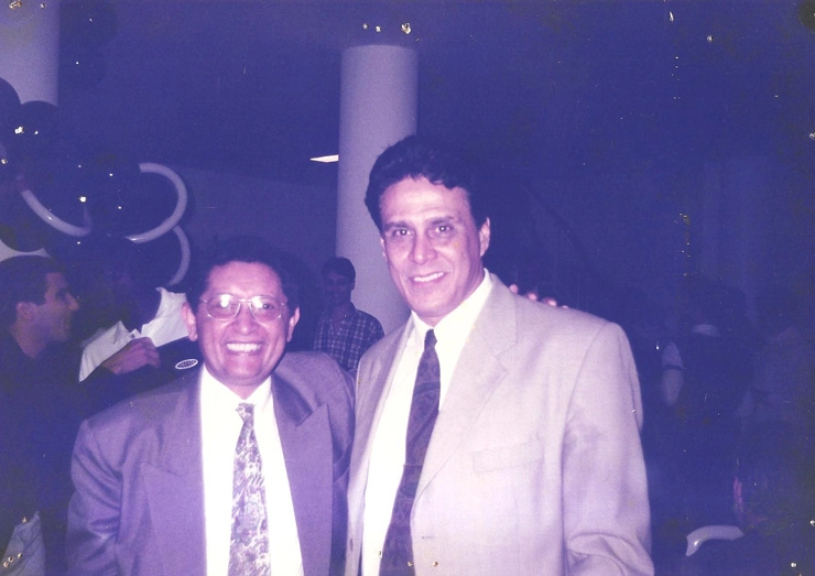 O cantor e compositor Germano Júnior ao lado de Roberto Dinamite, durante festa em São Januário. Atrás, à esquerda, o ator Eri Johnson