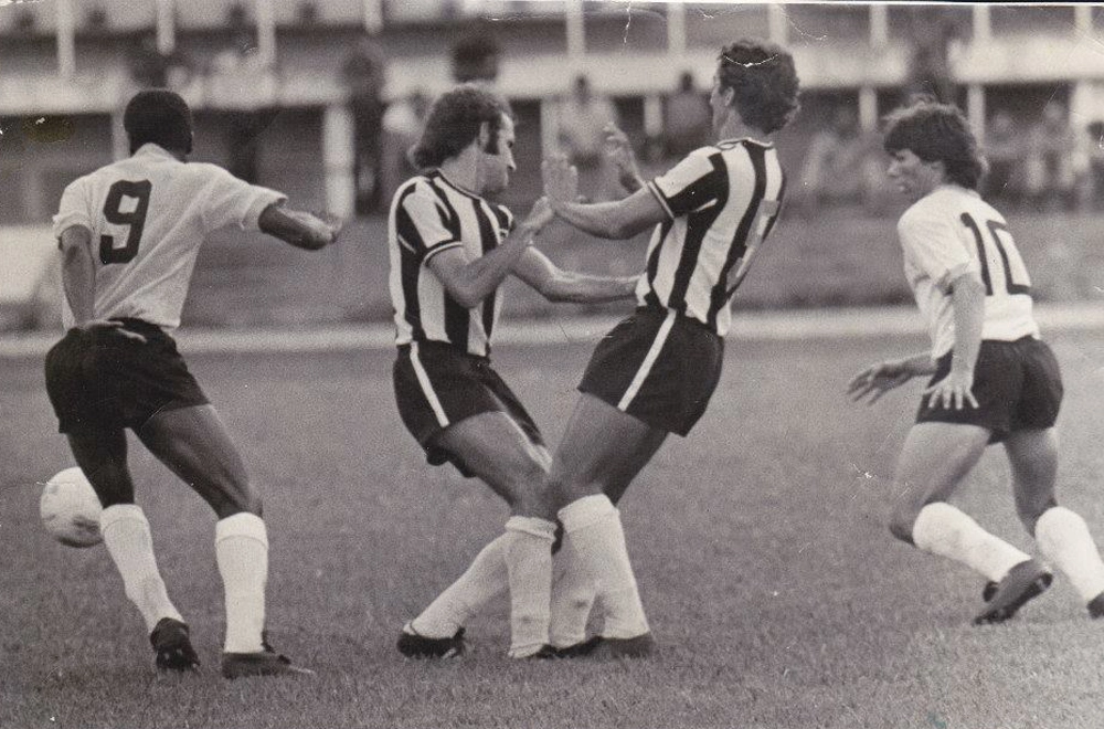 Abertura do campeonato brasileiro de 1971, Cândido (camisa 9) e Dirceu (camisa 10), do América Mineiro, e Normandes e Vanderlei Paiva, do Atlético. O jogo terminou em 1 a 1.