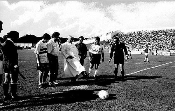 O padre Aloisio Belini, fundador da VOCEM dá o pontapé inicial na partida diante do Corinthians. Foto: Marcos Barrero