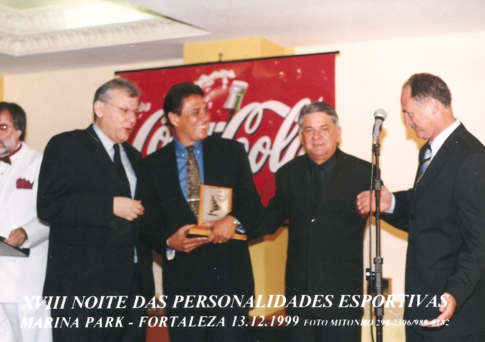 Da esquerda para a direita, pessoa não identificada, Milton Neves, Roberto Dinamite, pessoa não identificada e Felipão, no dia 13 de dezembro de 1999