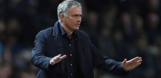 Mourinho não repete time há 43 jogos, é críticado por ídolos e ouve vaias
