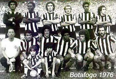Veja o excelente Mário Sérgio em sua época de Botafogo carioca. Em pé: Ubirajara, Miranda, Osmar, Carbone, Nilson Andrade e China. Agachados: massagista Toncinho, Mazinho, Ademir, Nilson Dias, Manfrini e Mário Sérgio.