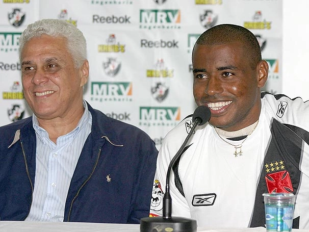 Em 2008, o lateral Baiano foi apresentado por Roberto Dinamite, presidente do Vasco. Foto: VIPCOMM