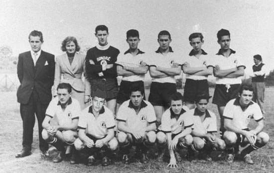 A formação do Aimoré FC em meados de 1950 traz o quase irreconhecível Neto. Ele é o segundo agachado, da esquerda para a direita. Foto: Waldevir Bernardo