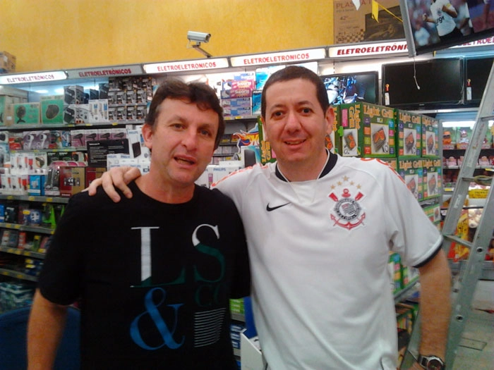 Neto e o corintiano roxo Deivis Martins Gaspar que é filho de Dauser Agostinho Gaspar. Foto foi tirada no final de julho em um supermercado de Campinas 