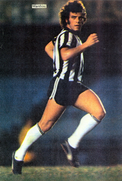 Correndo no Maracanã com a camisa do Botafogo. Por sinal, quando defendeu o alvinegro, na década de 1970, o ex-jogador já sentiu os efeitos da estiagem de títulos, que durou 21 anos e só terminou em 1989

