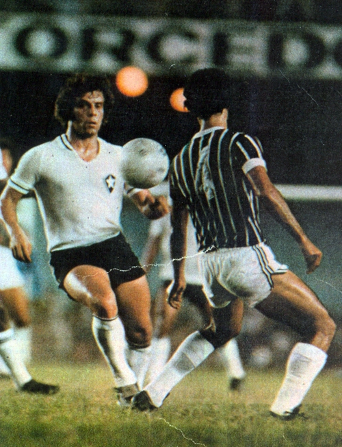 Com a camisa branca do Botafogo durante clássico contra o Fluminense em 1978

