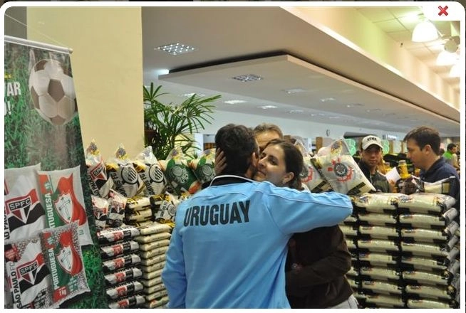 Muitos fãs compareceram no Big Bom para ver o ex-jogador Neto. Foto é do dia 02 de setembro de 2011