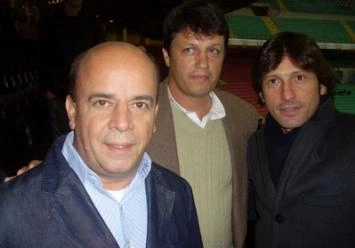 Em dezembro de 2008, Leonardo recebeu na Itália o técnico do Cruzeiro, Adilson Batista, e o diretor internacional de futebol da Raposa, Valdir Barbosa. A dupla celeste fazia um tour pela Europa depois do Brasileirão, e foi recebida no Milan pelo ex-lateral do Fla e São Paulo. Foto: Site Oficial do Cruzeiro 