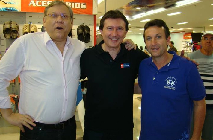 Milton, Tibério Graco (diretor de marketing da Di Gaspi) e Neto, na inauguração da loja Di Gaspi de Indaiatuba, em 04 de novembro de 2011