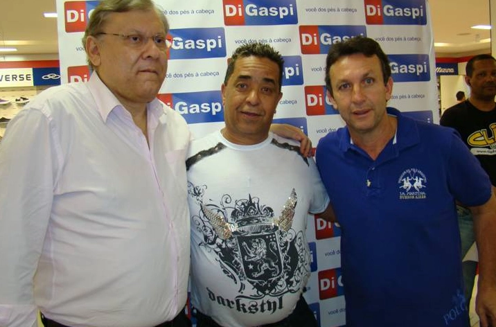 Milton e Neto com um fã na inaugração da loja Di Gaspi, em Indaiatuba, no dia 04 de novembro de 2011