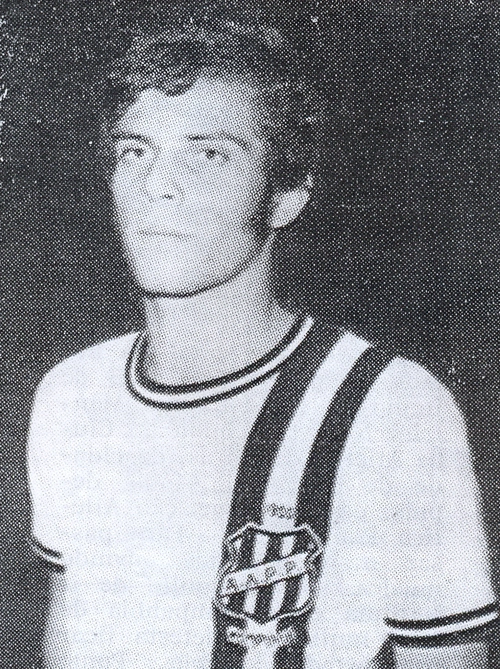 Manfrini nasceu em São Paulo e detestava se concentrar. Aqui, vemos o ex-jogador com a camisa da Ponte Preta no início da década de 1970


