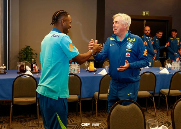 Em 1º de junho de 2025, Vinicius Jr. se encontra com o treinador italiano Carlo Ancelotti, então treinador da Seleção Brasileira. Foto: Rafael Ribeiro/CBF