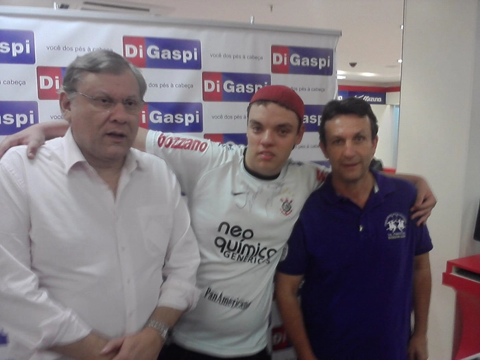 Um fã corintiano com Milton e Neto em Indaiatuba, dia da inauguração da 40ª loja Di Gaspi, no Shopping Jaraguá