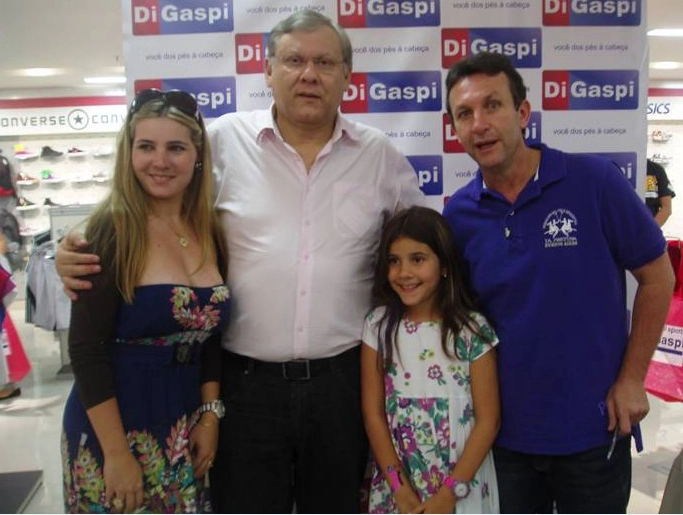 Milton e Neto com duas fãs na loja da Di Gaspi de Indaiatuba