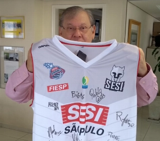 Camisa do time de basquete mais tradicional do país nas mãos de Milton Neves. Foto: Frank Fortes
