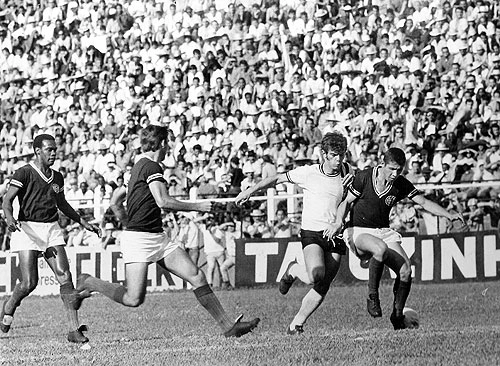 Ponte Preta x Ferroviária nos anos 70. À esquerda vemos Bebeto. Disputando a bola, vemos Manfrini, da Ponte, e Mariani, da Ferrinha.

