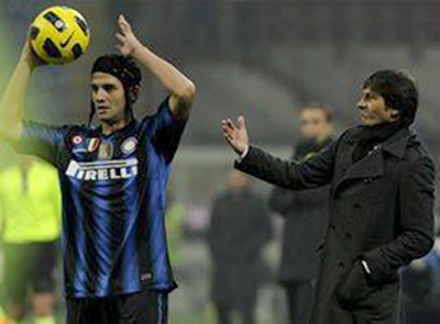 Chivu (jogador da Inter) e Leonardo dando intruções na beira do campo. Foto: iG/AFP