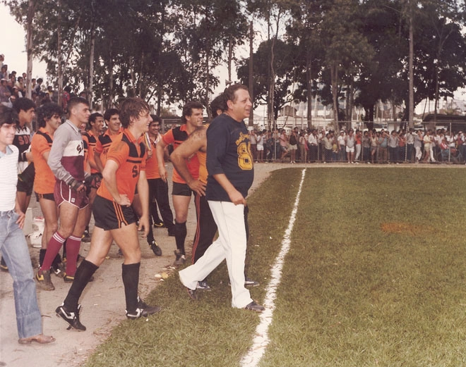 Manfrini é o terceiro, da direita para à esquerda, acompanhando o finalzinho do jogo de seu time, no Desafio ao Galo, em 1981