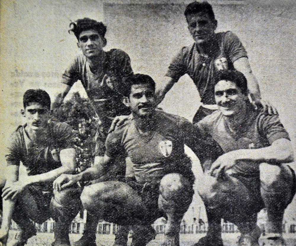 Portuguesa, em 1955. Em pé: Renato e Oswaldinho. Agachados: Julinho, Ipojuan e Ortega. Foto: Reprodução/A Gazeta Esportiva Ilustrada