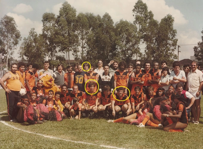 Em 1981, a equipe campeã do torneio, disputado no campo do CMTC Clube, na avenida Cruzeiro do Sul, em São Paulo. Em destaque, em pé, está Écio Pasca. Os dois agachados, da esquerda para a direita são Luis Fernando Abichabki e Manfrini