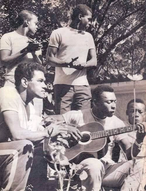 Preparativos para a Copa da Inglaterra, em 1966. Atrás, batucando com as mãos, Lima e Denilson. Garrincha, com o olhar perdido, está ao lado do cantor e violinista Pelé. O último é Ivair. Foto enviada por Simão Paulo