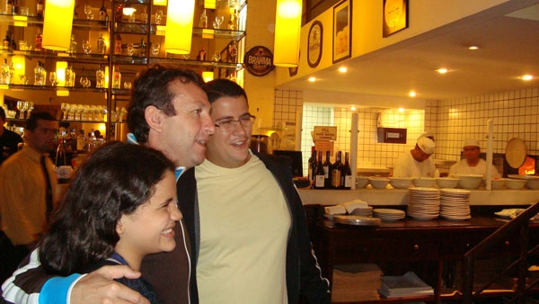 Neto fotografando ao lado de fãs, clientes da Pizzaria 1900 da Rua Barão de Capanema, nos Jardins, zona sul de São Paulo. Foto: Marcos Júnior/Portal TT