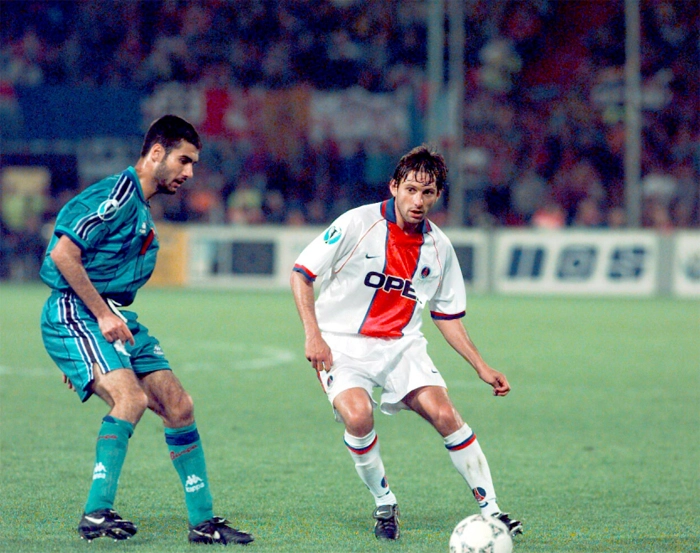 Na imagem, Guardiola, do Barcelona, aparece marcando o ex-lateral Leonardo, do PSG. Foto: Reprodução/In My Ear