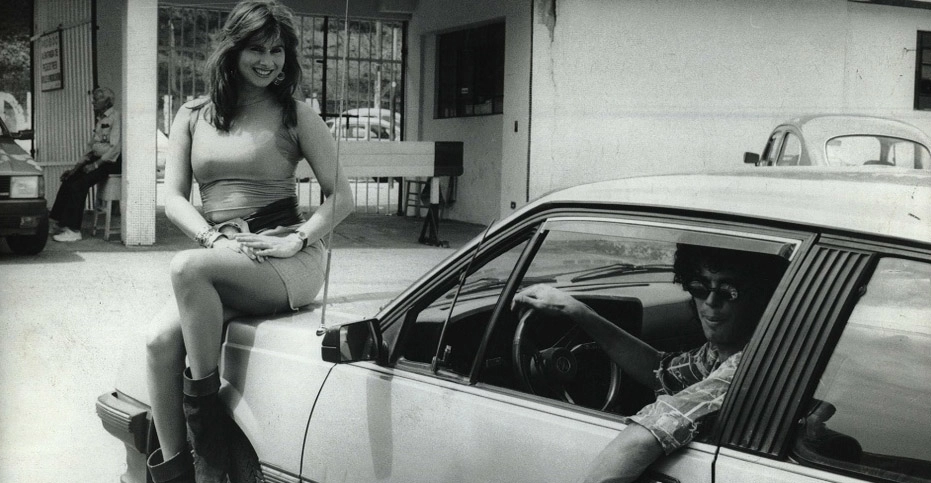 Em 1986, com seu Monza Hatch novinho no Parque São Jorge. No capô do carro, a então modelo Lilian Ramos. Foto: UOL