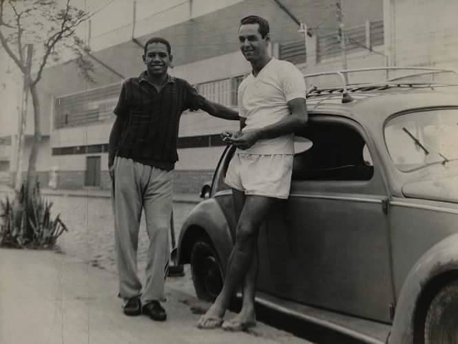 Abel e Gylmar em frente à Vila Belmiro, em 1965. Será que o surrado Fusca era de algum deles? Foto enviada por Simão Paulo