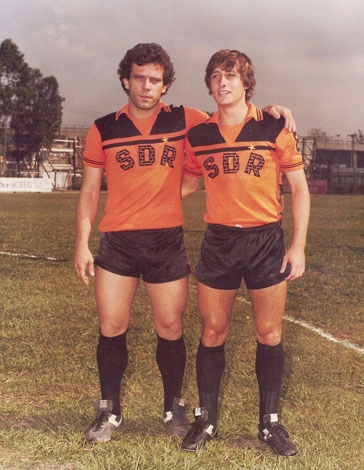 No Desafio ao Galo, Manfrini, à esquerda, com um companheiro de time. As manhãs de domingo eram deliciosas com os jogos das equipes amadoras de São Paulo no Desafio ao Galo
