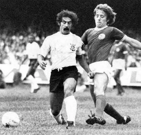 Anos 70: os craques Rivellino e Leivinha disputam a bola no Morumbi