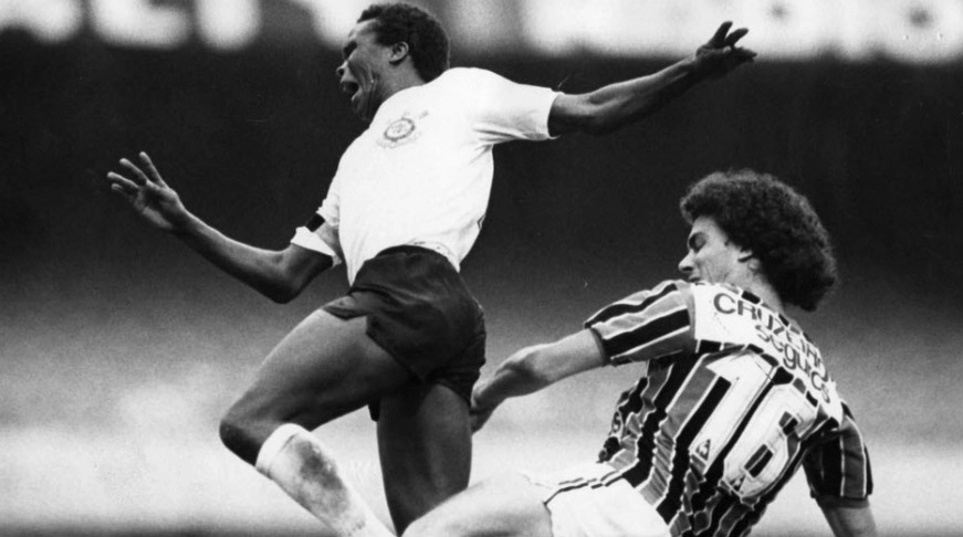 Pelo São Paulo, em 1984, ano em que jogou por empréstimo no clube do Morumbi, disputando bola com o lateral-esquerdo Wladimir. Foto: UOL